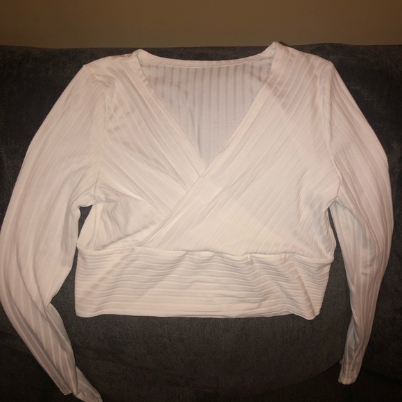 Macy’s white long sleeve wrap crop top - Picture 2 of 6